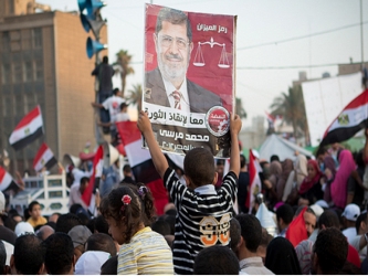 El diario afirmó que Morsi está provocando con sus excesos y bisoñez una...