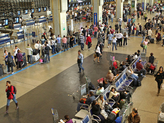 Esa situación se ha reflejado en grandes aglomeraciones en los aeropuertos en feriados y...