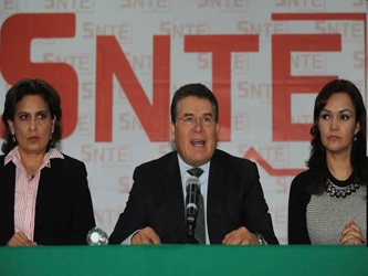 En tanto, en Oaxaca, los casi 73 mil docentes agremiados al SNTE promoverán un amparo que...
