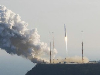 El cohete con el satélite despegó desde el centro espacial Naro, a unos 500...