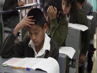 En muchas naciones, como en México, los niños y docentes "abandonan la escuela...