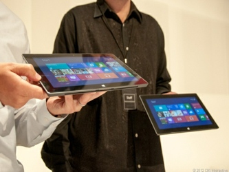 La nueva máquina, llamada Surface Windows 8 Pro, opera con un procesador de Intel que...