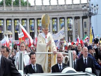 El Papa renuncia pero su silueta blanca de bondad y de paz se queda en las entrañas del...