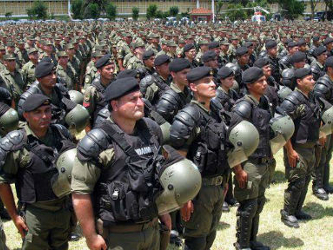 Y conforme vayan egresando las nuevas generaciones de gendarmes, los militares se retirarán...