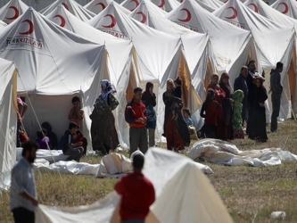 Muchos de los desplazados internamente necesitan ayuda alimentaria, junto con quienes permanecen en...
