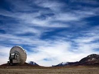 ALMA opera en la actualidad con 57 de las 66 antenas que contempla el proyecto en el llano de...