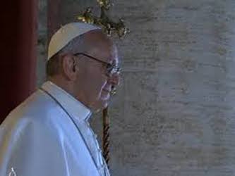 "Después de haber sido elegido papa recibió en la Capilla Sixtina, el saludo de...