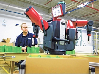 Un robot realiza tareas de embalaje en una de las plantas de K'Nex en Pensilvania. La empresa es...