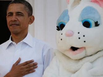 La familia Obama caminó entre la multitud, participando de juegos con los huevos de Pascua,...