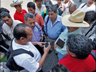 En tanto el dirigente de la disidencia magisterial de Oaxaca comentó que esta reunión...
