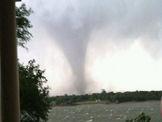 Numerosas advertencias por tornados fueron emitidas para zonas del Medio Oeste, y el sitio web del...