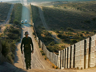 El proyecto de sellar físicamente la frontera es como intentar poner puertas al campo"...