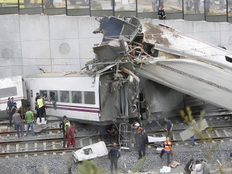 Al menos 56 personas mueren y 70 resultan heridas tras el descarrilamiento de un tren a las afueras...
