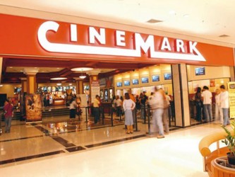 El director general de Cinemark, Tim Warner, dijo en un comunicado que continuará evaluando...