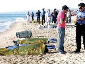 Miles de inmigrantes tratan de alcanzar la costa sur de Italia cada verano, cuando las aguas del...