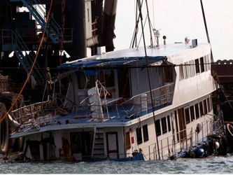 Al menos 17 personas murieron y cientos fueron rescatadas tras el hundimiento de un ferry que...