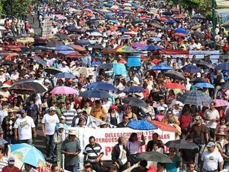 El contingente de miles de manifestantes del sindicato de profesores (3.000 según la...