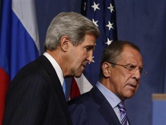 El secretario de Estado estadounidense, John Kerry, y el ministro de Relaciones Exteriores ruso,...