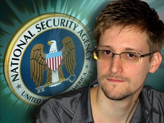 El joven Snowden, de 30 años, es buscado por Estados Unidos acusado de espionaje y la...