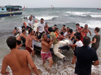 Al menos 339 personas se ahogaron el 3 de octubre cuando un bote que trasladaba inmigrantes de...