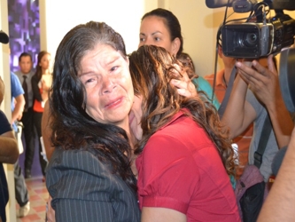 La familia Osorio fue capturada y llevada a una unidad policial; estando ahí un agente...