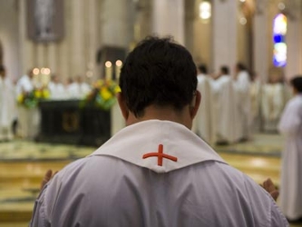 Evidentemente, un enfermo no católico puede negarse a recibir un sacramento, y ningún...