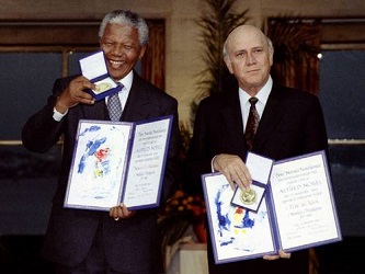 Nelson Mandela y F.W. de Klerk, en la ceremonia celebrada en Oslo donde recibieron el Premio Nobel...