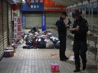 La agencia oficial de noticias Xinhua dijo que la policía había acordonado el lugar,...