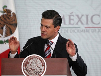 Pero los elegantes salones de Acapulco permiten que el presidente Peña Nieto hable a los...