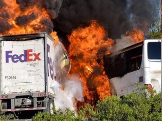 Más de 30 personas resultaron heridas cuando el conductor del camión perdió el...