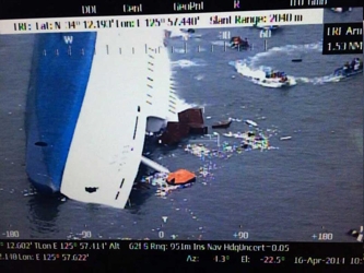 Reportes de prensa de la televisión surcorena informaron que el barco se estaba hundiendo y...