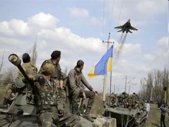 Seis vehículos de transporte de personal militar fueron trasladados a la ciudad ucraniana de...