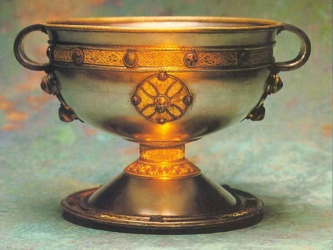 Se trata de una copa labrada, entre los siglos II y I a.C en un taller oriental de Egipto, de Siria...