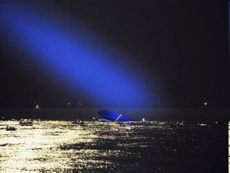 Más temprano, equipos de rescate golpearon el casco de la embarcación -que se dio...