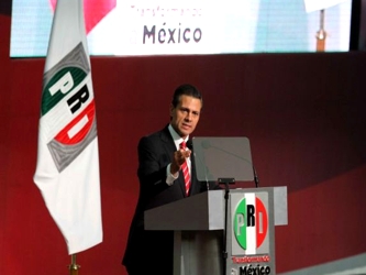 Ayer, mientras el presidente Enrique Peña Nieto encabezó una ceremonia oficial en la...