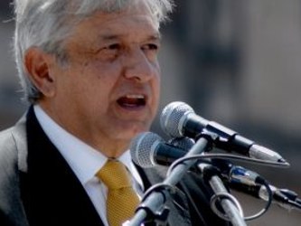 López Obrador consideró que los trabajadores no pueden vivir con un salario de menos...