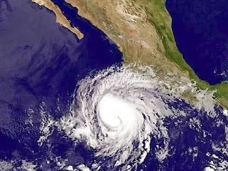 Amanda, se debilitó a huracán categoría 3, con vientos sostenidos de 195...