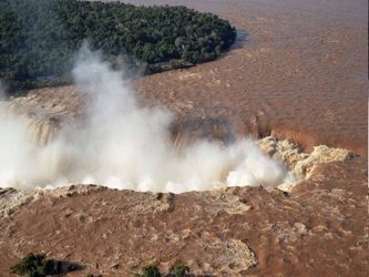 A consecuencia de la crecida del Iguazú, varios puentes quedaron cortados y quedaron...