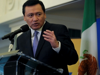 Osorio Chong enfatizó también que se trata de un tema de seguridad, pues al mandarlos...