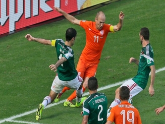 Márquez y Héctor Moreno chocaron con Robben en la recta final de la primera parte en...