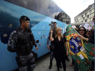 En la víspera de la apertura del Mundial, el mes pasado, la policía de Río de...