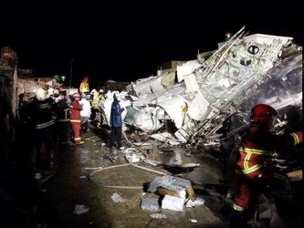 La aeronave, un ATR Model 72 de 70 asientos, se estrelló cerca de la pista de aterrizaje...