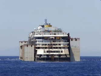 Durante la semana pasada, los equipos han levantado lentamente el buque de 114.500 toneladas desde...