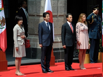 El premier japonés, quien realiza una visita de trabajo de dos días a México,...