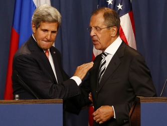 Según dio a conocer el Departamento de Estado en Washington, Kerry se comunicó por...