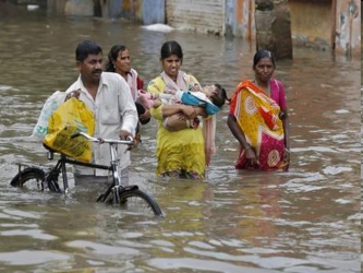 La lluvia, el barro y las pobres comunicaciones dificultaban los esfuerzos de rescate en la zona, a...