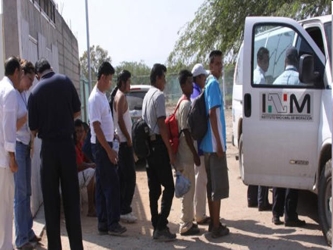 Los deportados llegaron a la norteña ciudad de San Pedro Sula en seis autobuses desde el...