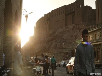 Rodeada por montañas y puestos de control, Erbil fue la alternativa segura a la capital,...