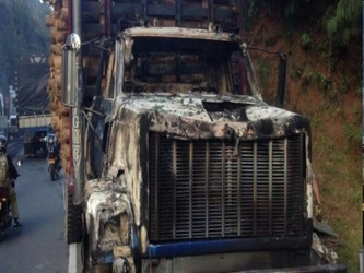 Los vehículos fueron quemados por hombres armados que salieron a su paso en una carretera...