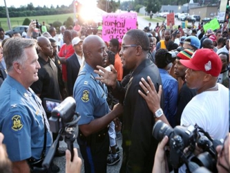 Otros líderes negros que estos días han desfilado por Ferguson, como el reverendo Al...
